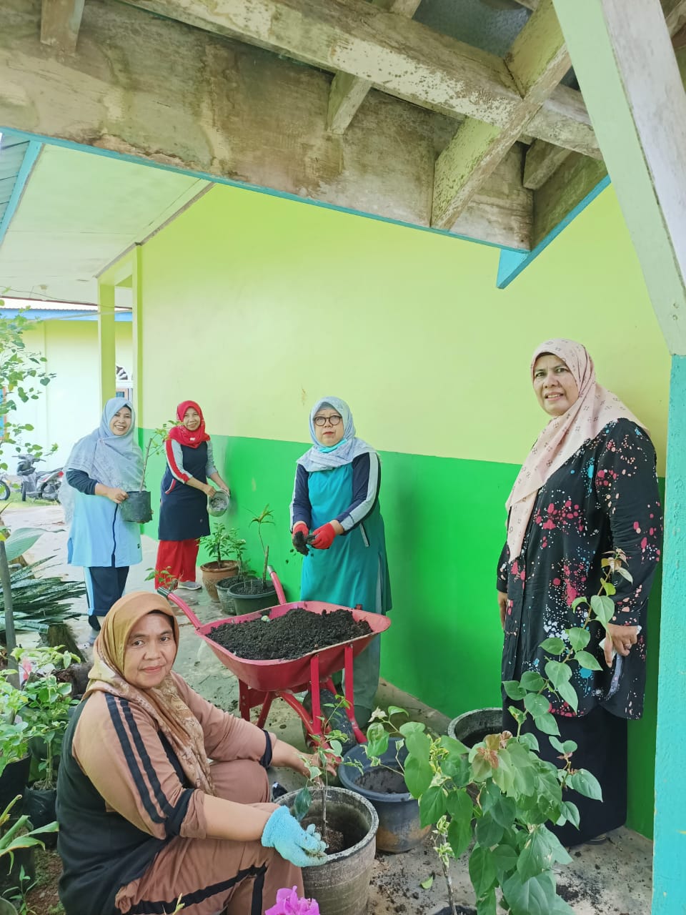 Kepala Madrasah Pimpin Kegiatan Gontong Royong di MAN 2 Bungo