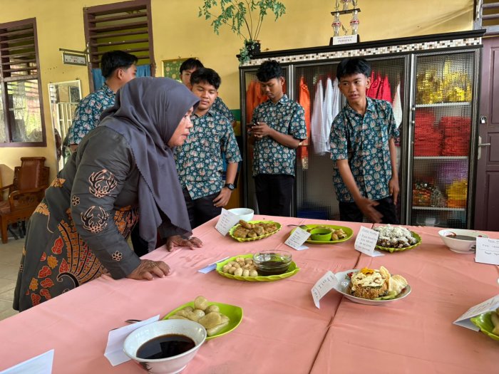 Kepala MAN 2 Bungo dan Waka Kesiswaan Nilai Hasil Praktik Bioteknologi Siswa Kelas XII