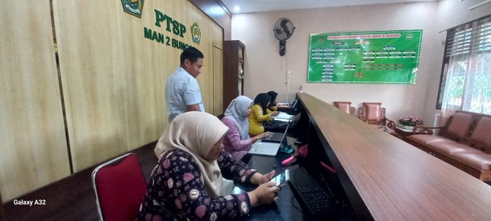 Kepala MAN 2 Bungo Bersama Operator Kompak Mengisi EDM untuk Peningkatan Mutu Madrasah