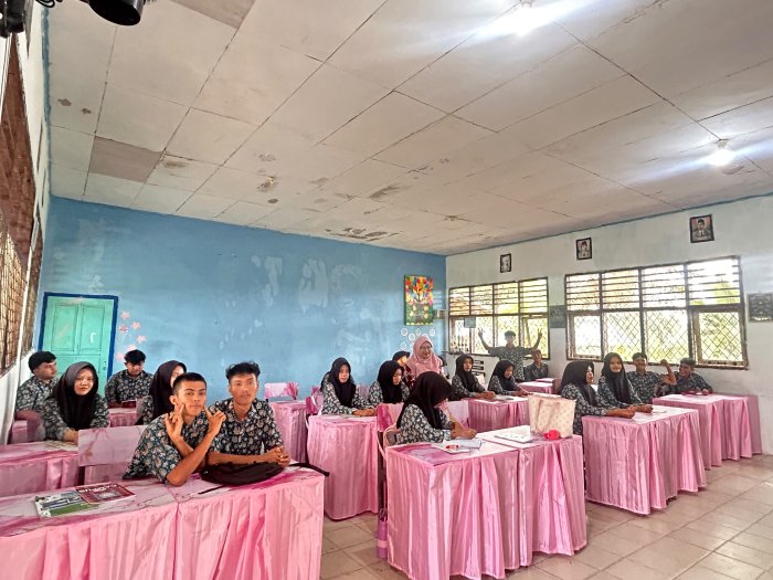 Guru Akidah Akhlak, Ibu Deni Trizawati, S.Pd.I, Tanamkan Nilai Keimanan Melalui Pembelajaran Asmaul Husna