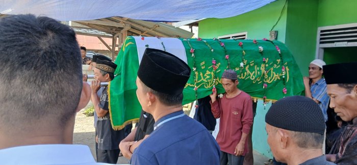 Waka Humas MAN 2 Bungo Lakukan Takziah ke Rumah Duka Nenek Ibu Kantin