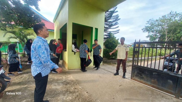 Guru Piket MAN 2 Bungo Sambut Kedatangan Siswa, Ciptakan Suasana Pagi yang Penuh Kehangatan