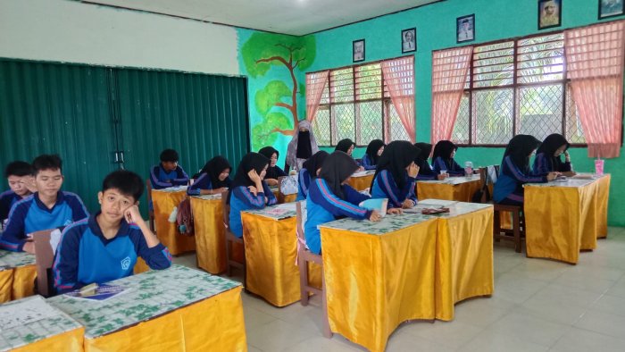 Siswa MAN 2 Bungo Antusias Membaca dan Menerangkan Materi Ushul Fiqih Bersama Ibu Latifah, M.Pd.I