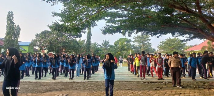 Sabtu Sehat di MAN 2 Bungo, Siswa dan Guru Kompak Ikuti Senam Rutin