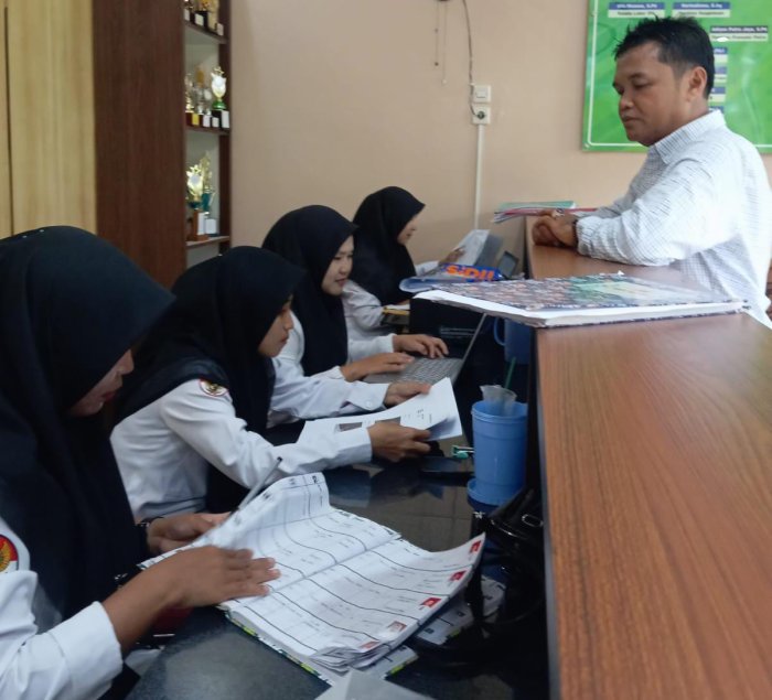 Operator Sibuk Lakukan Pembaruan Aplikasi RDM di MAN 2 Bungo untuk Tingkatkan Layanan Data Madrasah