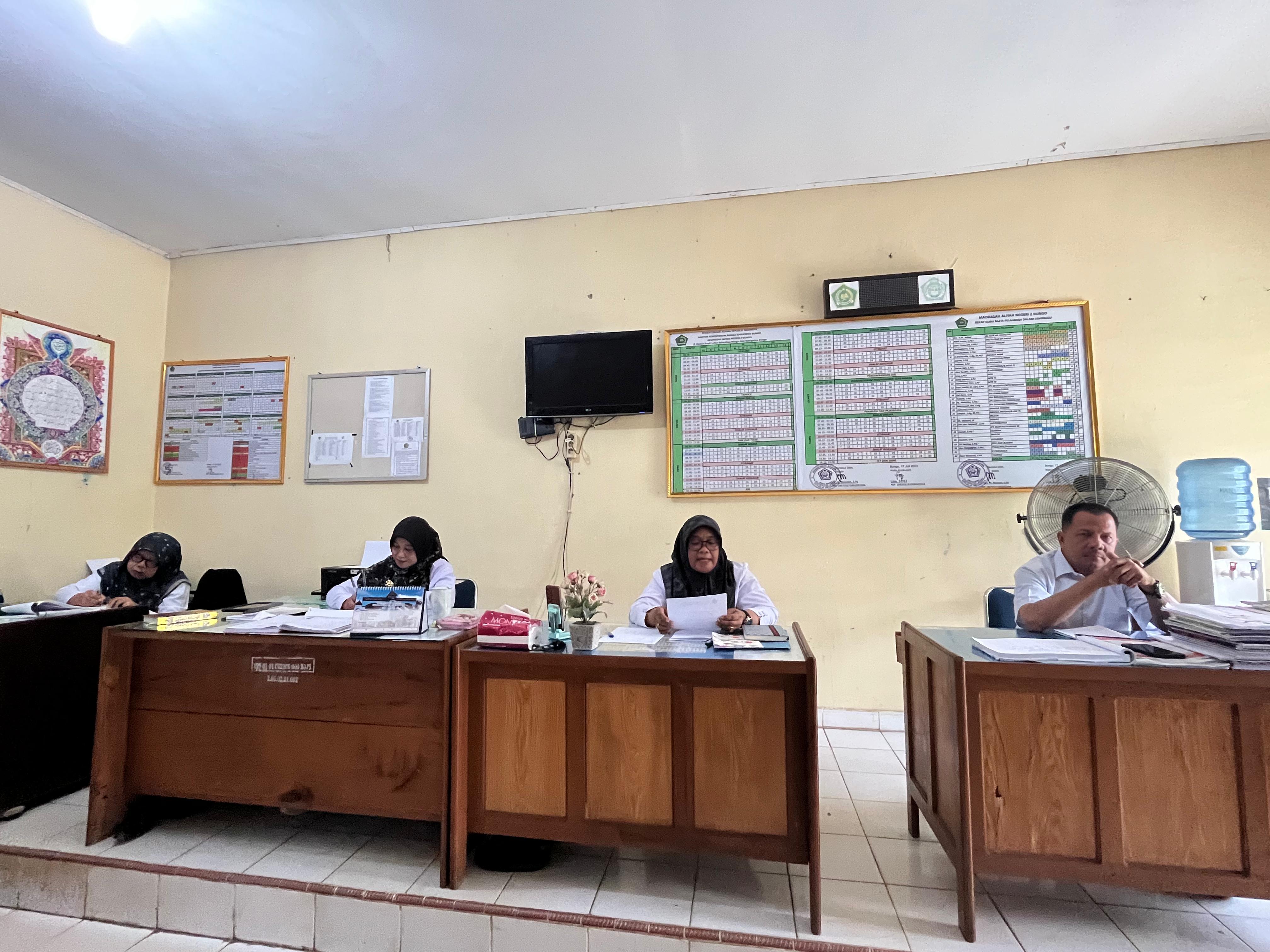 KEPALA MAN 2 BUNGO MENGGELAR RAPAT RUTIN UNTUK PERSIAPAN ASAS