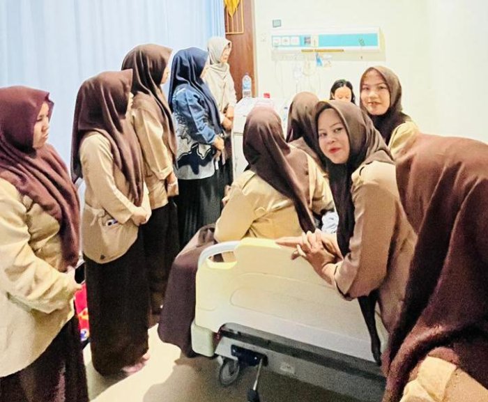 Wujud Kepedulian, Wali Kelas dan Guru BK MAN 2 Bungo Jenguk Siswa yang Dirawat di Rumah Sakit