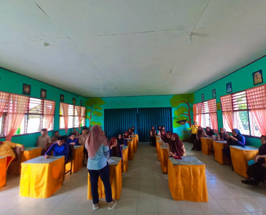 CEK KESEHATAN SISWA PUSKESMAS SUNGAI ARANG LAKUKAN SKRINING KE MAN 2 BUNGO