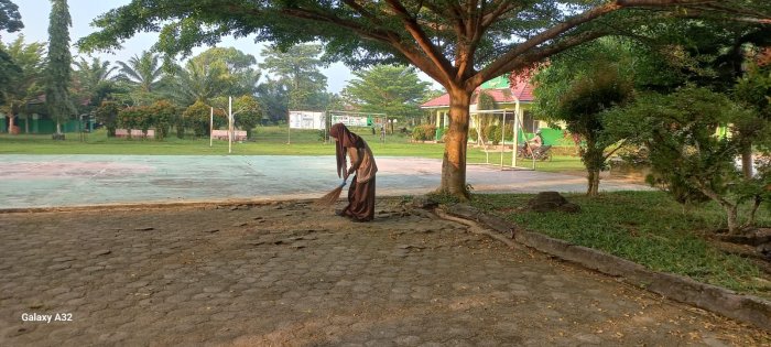 Tanamkan Disiplin dan Kepedulian Lingkungan, Siswa Tetap Laksanakan Aksi Bersih-Bersih Sebelum Ujian Tanamkan Disiplin dan Kepedulian Lingkungan, Siswa Tetap Laksanakan Aksi Bersih-Bersih Sebelum Ujian