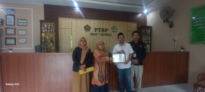 KPU Kabupaten Bungo Serahkan Cinderamata ke MAN 2 Bungo dalam Kunjungan Edukatif