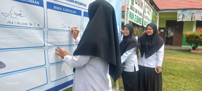 Staf Tata Usaha MAN 2 Bungo Teguhkan Komitmen melalui Penandatanganan Zona Integritas Staf Tata Usaha MAN 2 Bungo Teguhkan Komitmen melalui Penandatanganan Zona Integritas