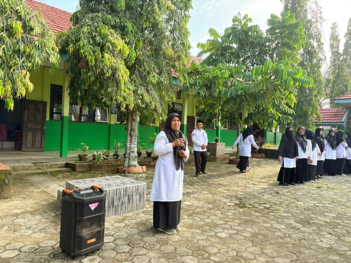 Semangat Baru, Kepala MAN 2 Bungo Ibu Dra. Hj. Masniah, S.Pd. Pimpin Apel Perdana Usai Lebaran