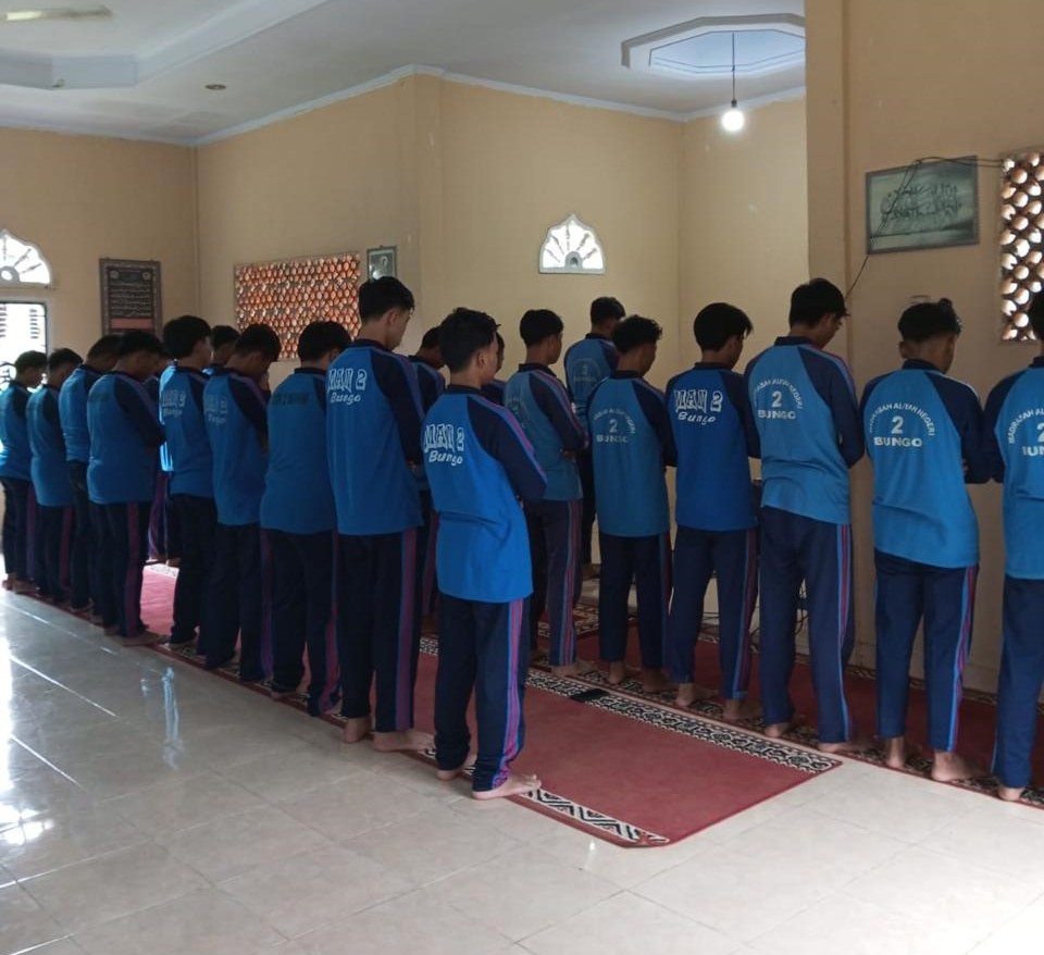 Membangun Karakter Religius Peserta Didik MAN 2 Bungo Melaksanakan Pembiasaan Sholat Dhuha Berjamaah