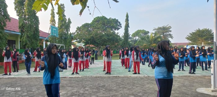 Senam Pagi Sabtu, Wujudkan Guru dan Siswa MAN 2 Bungo yang Sehat dan Semangat