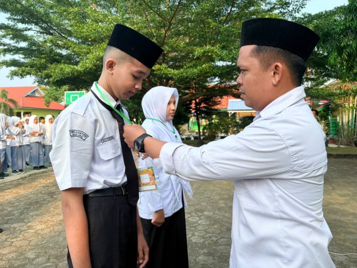 Penyematan Nametag Tandai Dimulainya Perjalanan Peserta Didik Baru dalam MATAMUDA MAN 2 Bungo Penyematan Nametag Tandai Dimulainya Perjalanan Peserta Didik Baru dalam MATAMUDA MAN 2 Bungo