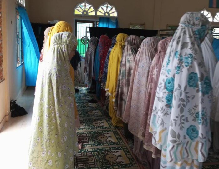 Guru dan Siswa MAN 2 Bungo Tingkatkan Kebersamaan dengan Sholat Dzuhur Berjamaah Setiap Hari