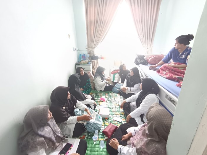 Wujud Kepedulian Keluarga Besar MAN 2 Bungo kepada Ibu Yuliarti, S.Pd di RSUD H. Hanafie
