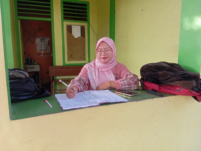 Guru Piket Sabtu Siap Sambut Siswa dengan Semangat dan Senyum Ramah