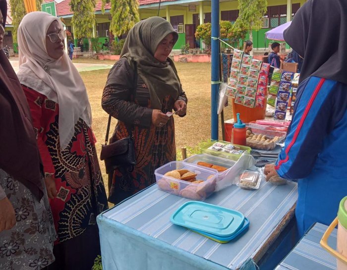Wali Kelas X C,  Sampaikan Terima Kasih atas Kunjungan Pimpinan MAN 2 Bungo Bersama Jajaran Waka ke Stand Bazar Porseka