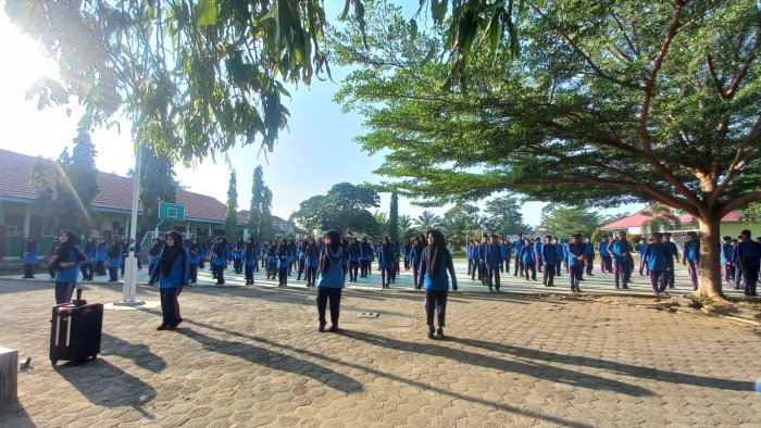 Sambut Akhir Pekan dengan Ceria, Siswa MAN 2 Bungo Semangat Ikuti Senam Pagi Sabtu