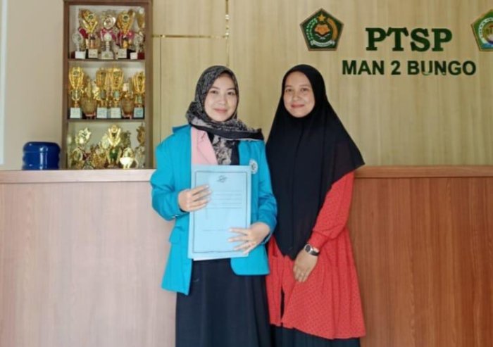 MAHASISWA UIN STS JAMBI ADAKAN RISET DI MAN 2 BUNGO, WAWANCARAI IBU LINA, S.Pd.I TERKAIT AKREDITASI MADRASAH