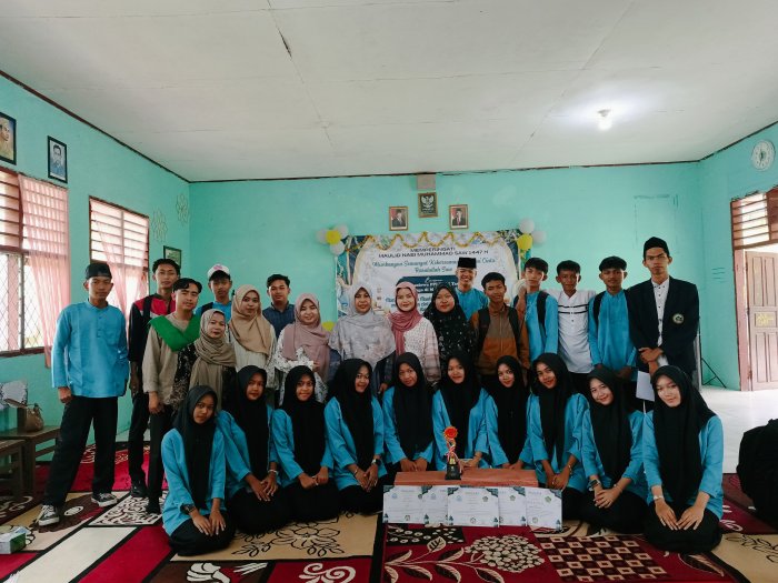 Senyum Wali Kelas XI D Tampak Terpancar saat Pengumuman Lomba Dalam Rangka Memperingati Maulid Nabi Muhammad SAW