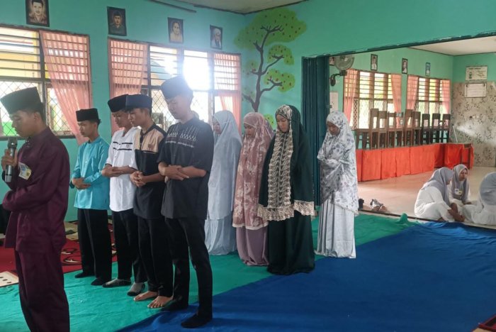 Lomba Sholat Jenazah Berlangsung Khidmat, Wali Kelas Aktif Dampingi Siswa MAN 2 Bungo