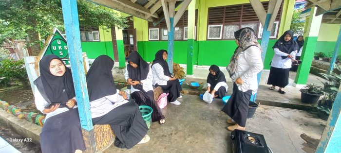 Kepala MAN 2 Bungo Bersama Guru-Guru Gelar Kegiatan Masak Bersama Sambut Ramadhan