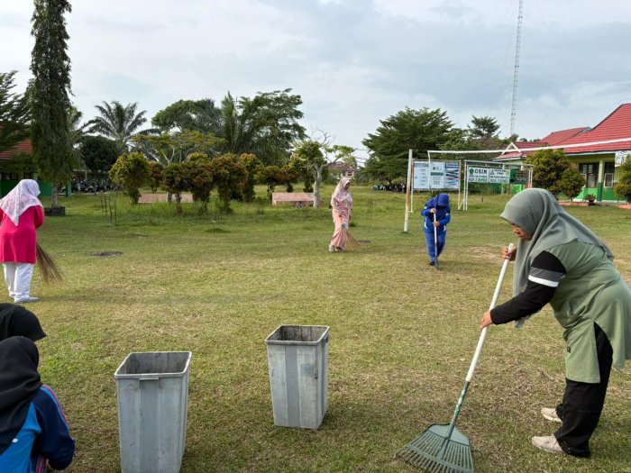 Kepala MAN 2 Bungo Bersama Guru Laksanakan Gotong Royong Bersihkan Perkarangan Madrasah