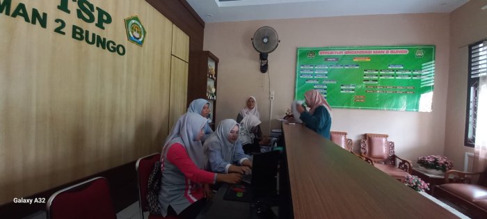 Kepala MAN 2 Bungo Pantau Persiapan Berkas Pencairan Tunjangan Profesi Guru Semester Genap 2025/2026