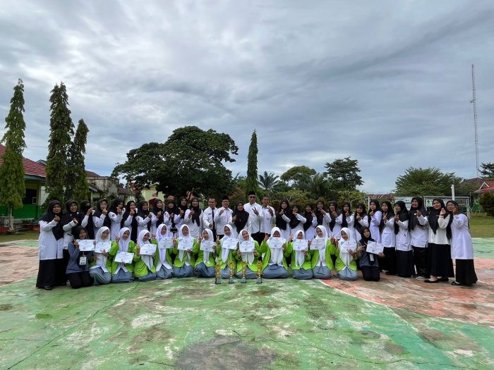 Haru! Siswa MAN 2 Bungo Serahkan Piala OMI Dihadapan Seluruh Warga Madrasah