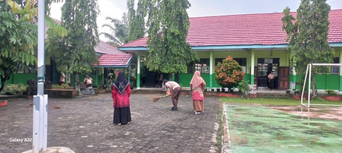 Cuaca Pagi yang Sejuk Menambah Semangat Siswa MAN 2 Bungo Bergotong Royong Membersihkan Kelas dan Halaman