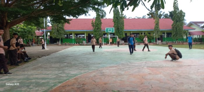 Manfaatkan Waktu Istirahat, Siswa Bermain Sepak Bola dengan Penuh Semangat