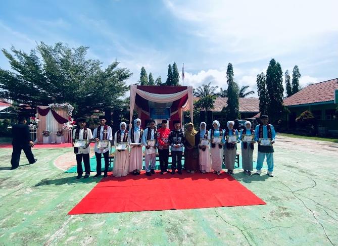 Mengukir Prestasi dengan Al-Quran, Siswa MAN 2 Bungo Resmi Diwisuda sebagai Hafidz