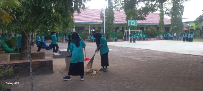 Wujudkan Lingkungan Belajar Nyaman, Siswa MAN 2 Bungo Gelar Aksi Bersih-Bersih Ruang Kelas