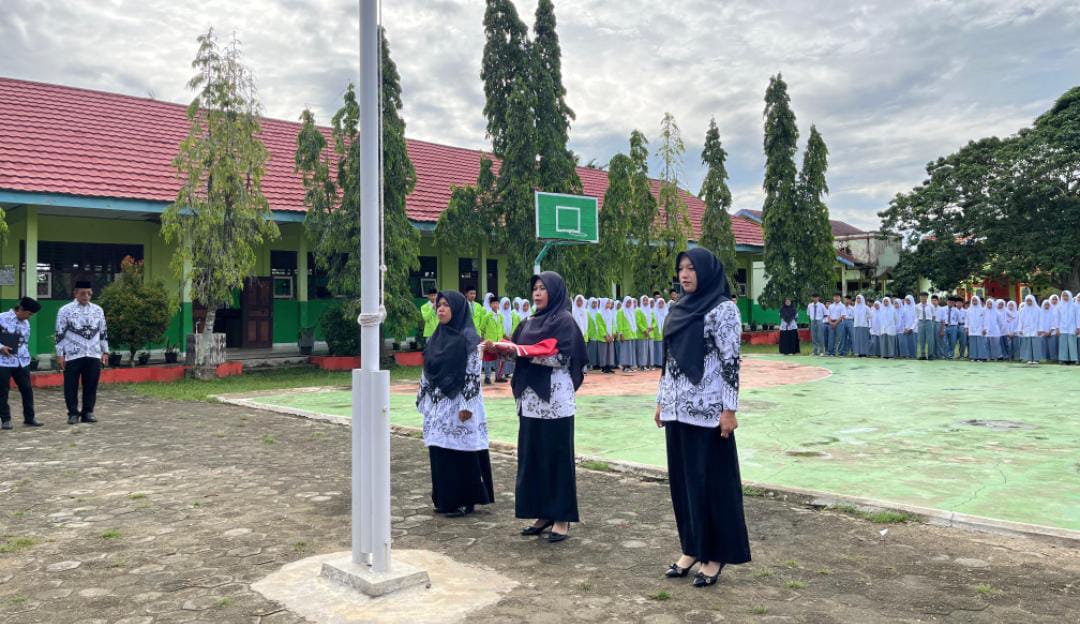 Tukar Kado Antar GTK MAN 2 Bungo Warnai Kemeriahan Peringatan HGN Tahun 2024