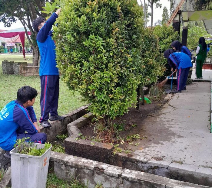 Semangat Gotong Royong, Siswa MAN 2 Bungo Bersihkan dan Percantik Lingkungan Madrasah