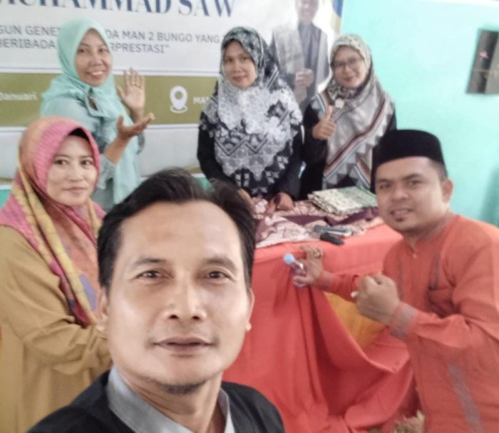 Panitia PHBI MAN 2 Bungo Siapkan Tata Tempat Acara Peringatan Isra Miraj