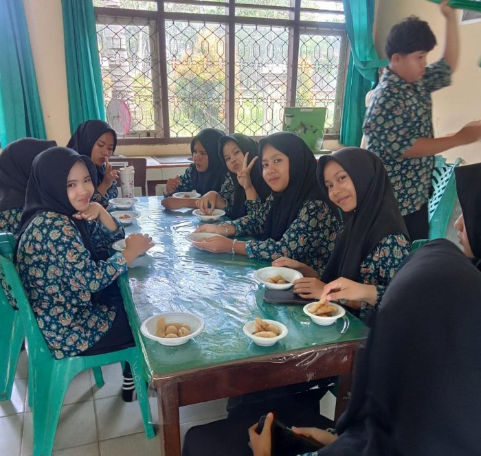 Kreatif dan Seru, Siswa Kelas X C MAN 2 Bungo Praktik Membuat Pempek Bersama Guru Prakarya Ibu Ulia Muzana, S.Pd