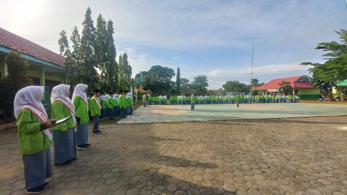 Siswa Kelas XI A MAN 2 Bungo Jadi Petugas Upacara Hari Senin Sekaligus Peringatan Hari Pahlawan
