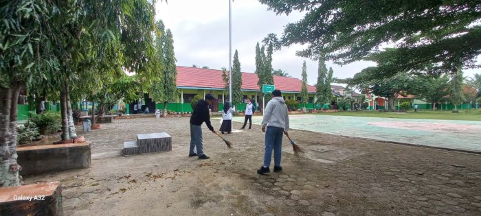 Siswa MAN 2 Bungo Rutin Bersih-Bersih Sebelum KBM, Wujudkan Madrasah Sehat dan Nyaman