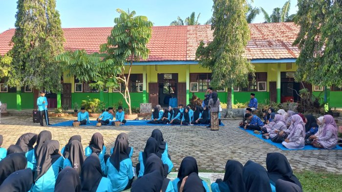 Siswa MAN 2 Bungo Kelas XI B Tampilkan Parodi Malin Kundang Anak Durhaka Versi Gen Z dalam Kegiatan Pengembangan Diri