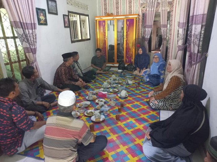 MAN 2 Bungo Lakukan Kunjungan Sosial Jenguk Guru Yang Sakit