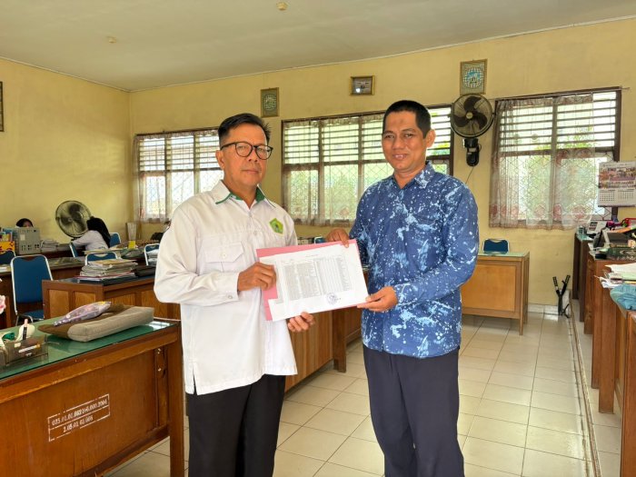 Petugas Kantor Camat Bungo Dani Lakukan Pengesahan Siswa Penerima PKH di MAN 2 Bungo