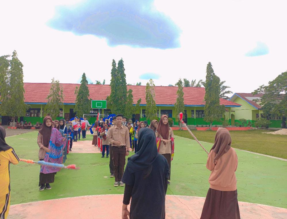 GENCARNYA SISWA LATIHAN UNTUK IKUT PAWAI KARNAVAL 18 AGUSTUS NANTI