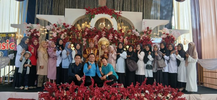 MAN 2 Bungo Hadiri Undangan Pernikahan Alumni yang Juga Keponakan Guru  Berita: