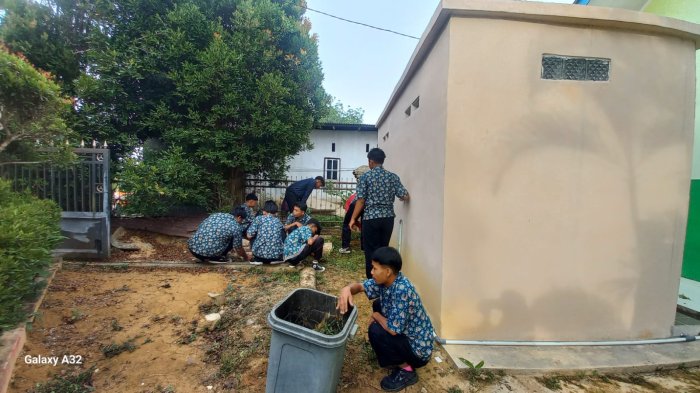 Guru Piket Hari Rabu Ajak Siswa Lakukan Kegiatan Bersih-Bersih Sebelum Belajar