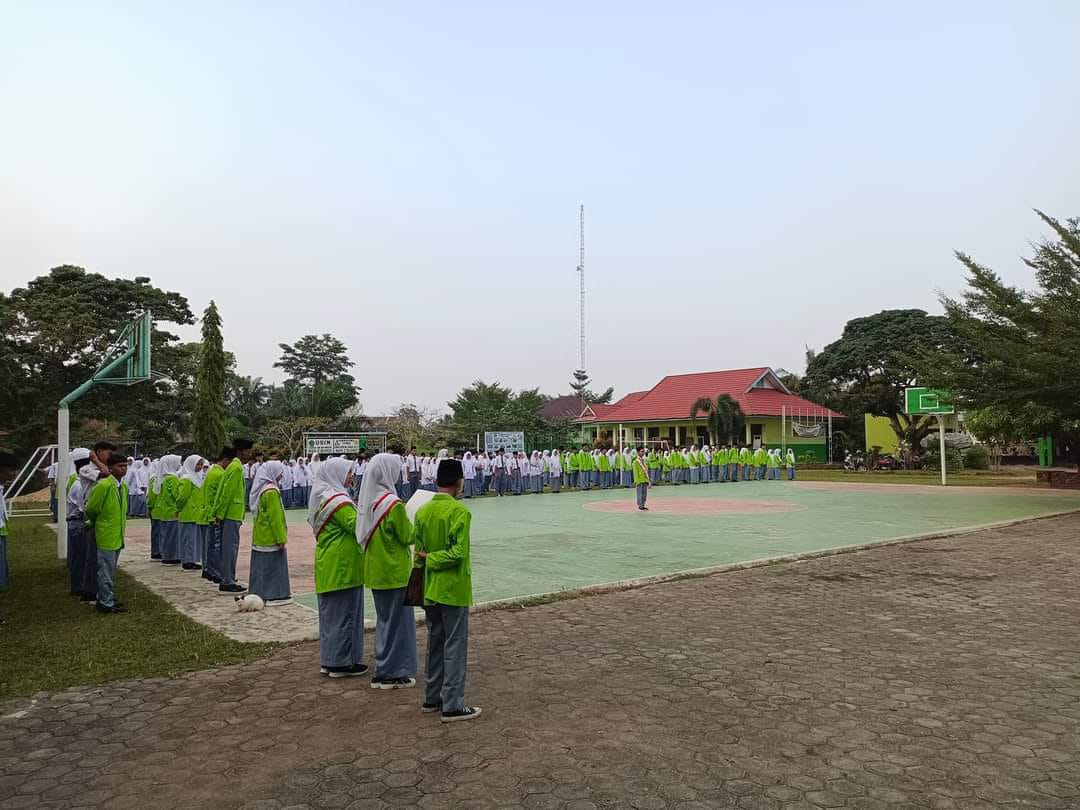 RUTINITAS SENIN PAGI, MAN 2 LAKSANAKAN UPACARA RUTIN