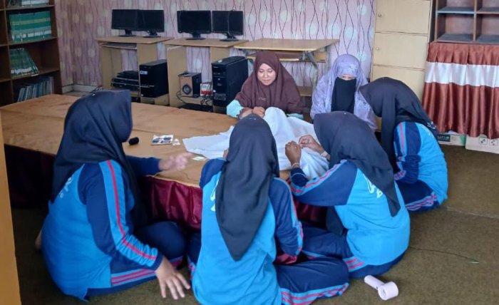 Siswa MAN 2 Bungo Belajar Membuat Batik Jumputan Motif  Bersama Ibu Latifah, M.Pd.I