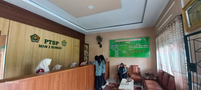 Pelayanan Prima di PTSP MAN 2 Bungo: Operator SPAN-PTKIN Dampingi Siswa Hingga Tuntas